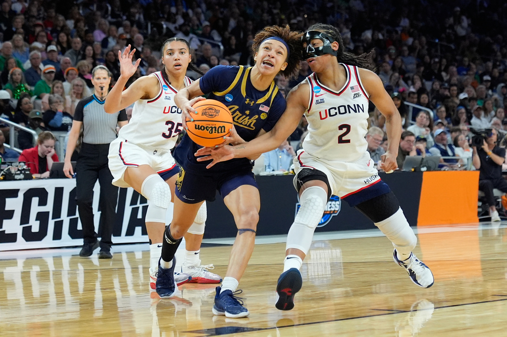 Notre Dame guard Hannah Hidalgo, center, drives against UConn guard KK Arnold (2) and guard Azzi Fudd (35) during the second half in the Elite Eight of the NCAA college basketball tournament, Sunday, March 29, 2026, in Fort Worth, Texas. (AP Photo/Tony Gutierrez)