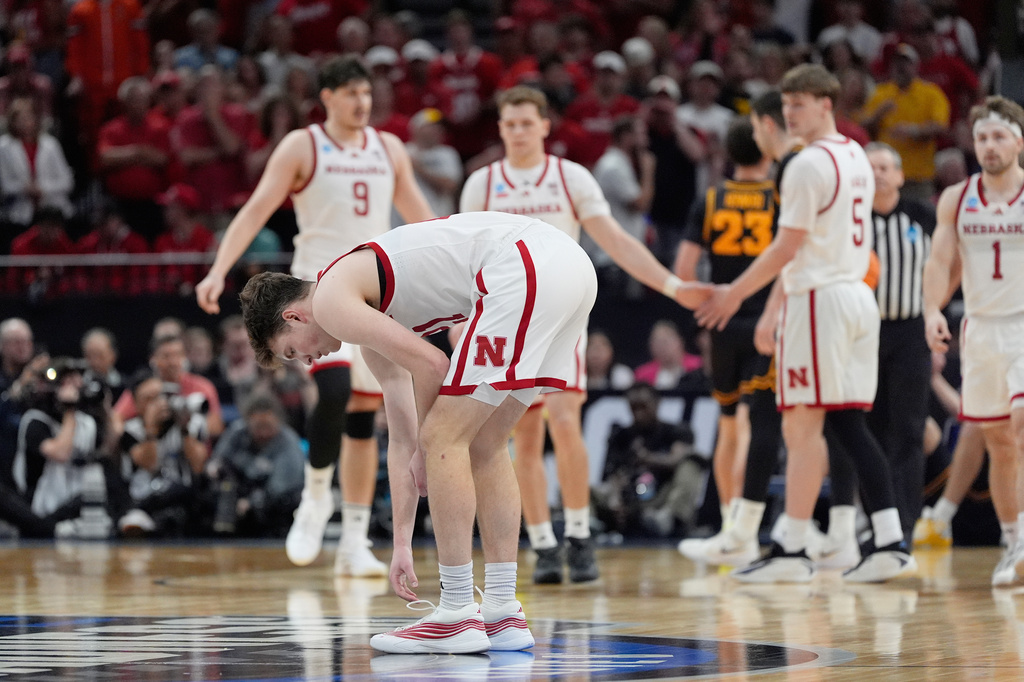 Nebraska forward Pryce Sandfort (21), front, reacts after falling during the second half against Nebraska in the Sweet 16 of the NCAA college basketball tournament Thursday, March 26, 2026, in Houston. (AP Photo/Ashley Landis)