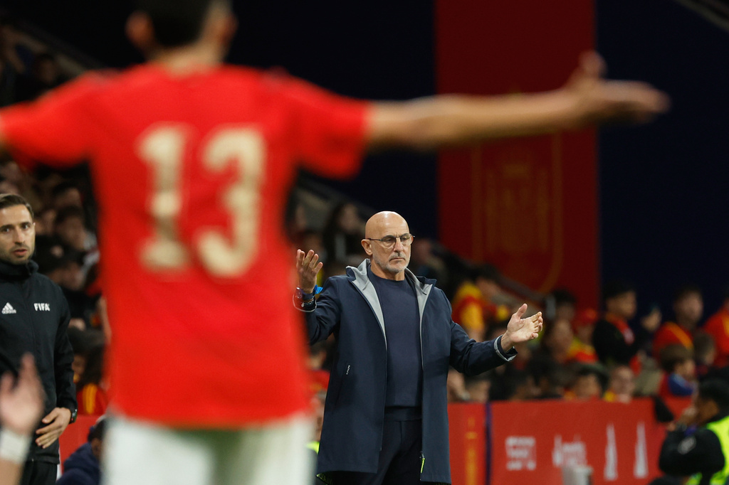 Spain's coach Luis de la Fuente reacts during the international friendly soccer match between Spain and Egypt in Barcelona , Spain, Tuesday, March 31, 2026. (AP Photo/Joan Monfort)