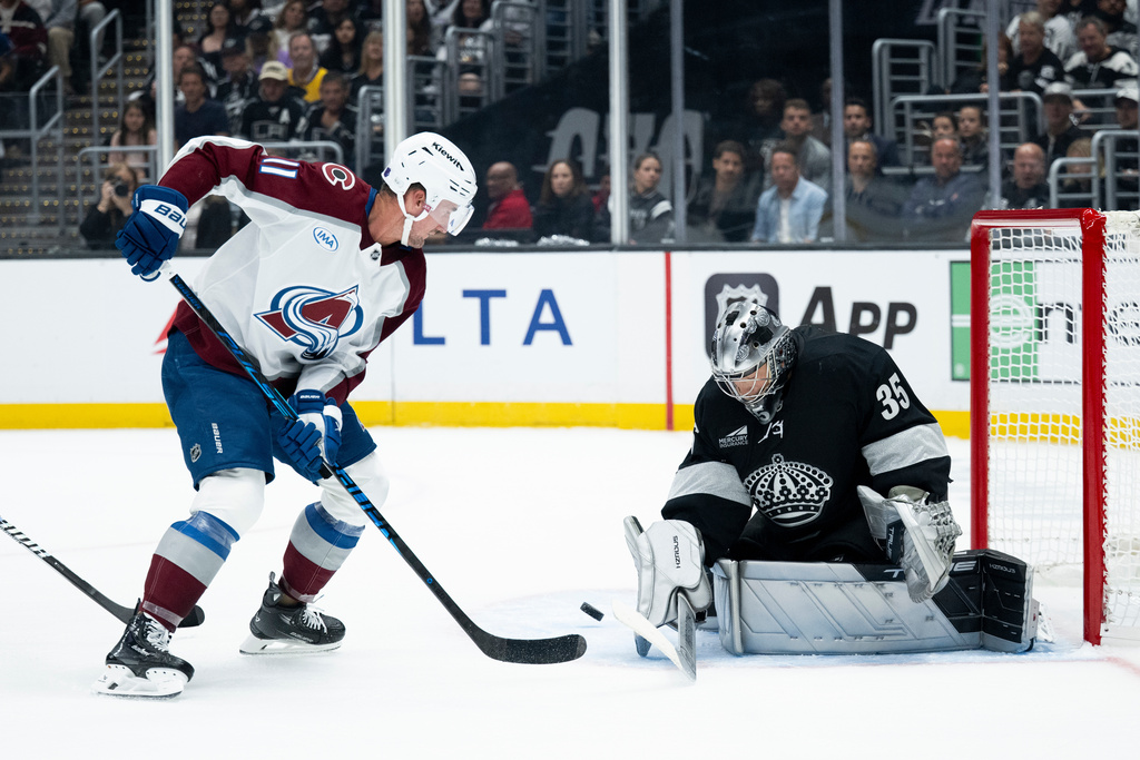 Los Angeles Kings goaltender Darcy Kuemper (35) blocks the shot by Colorado Avalanche center Brock Nelson during the first period of an NHL hockey game, Tuesday, Oct. 7, 2025, in Los Angeles. (AP Photo/Kyusung Gong)