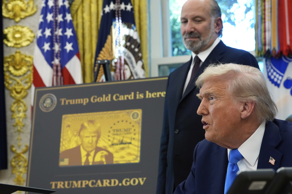 El presidente estadounidense Donald Trump habla junto con el secretario de Comercio, Howard Lutnick, en la Oficina Oval de la Casa Blanca, el viernes 19 de septiembre de 2025, en Washington. (AP Foto/Alex Brandon)