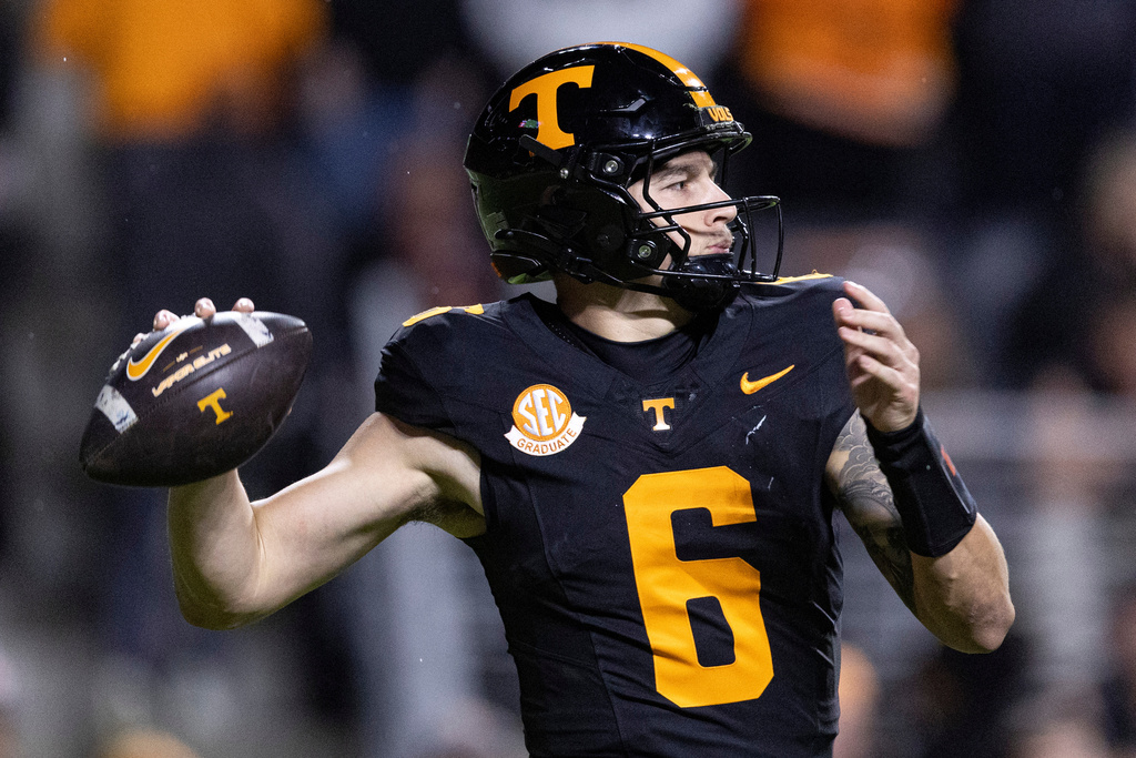 Tennessee quarterback Joey Aguilar (6) throws to a receiver during the first half of an NCAA college football game against Oklahoma, Saturday, Nov. 1, 2025, in Knoxville, Tenn. (AP Photo/Wade Payne)
