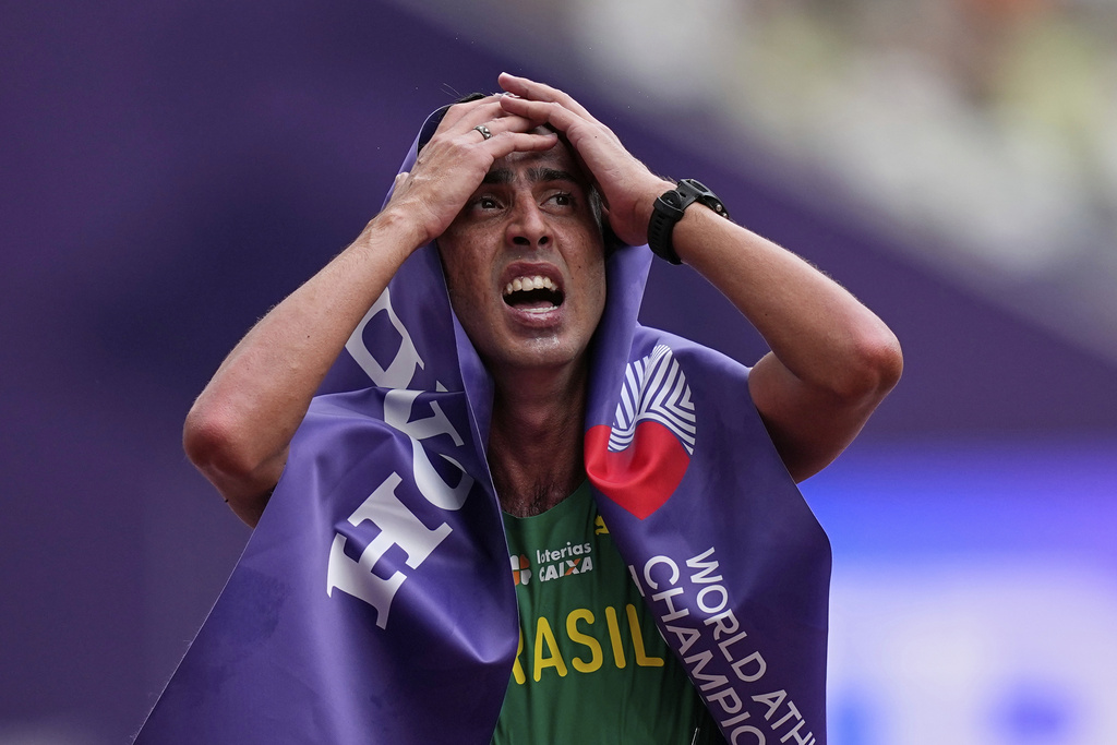 Brazil's Caio Bonfim celebrates winning the gold medal in the men's 20 kilometers race walk at the World Athletics Championships in Tokyo, Saturday, Sept. 20, 2025. (AP Photo/Petr David Josek)