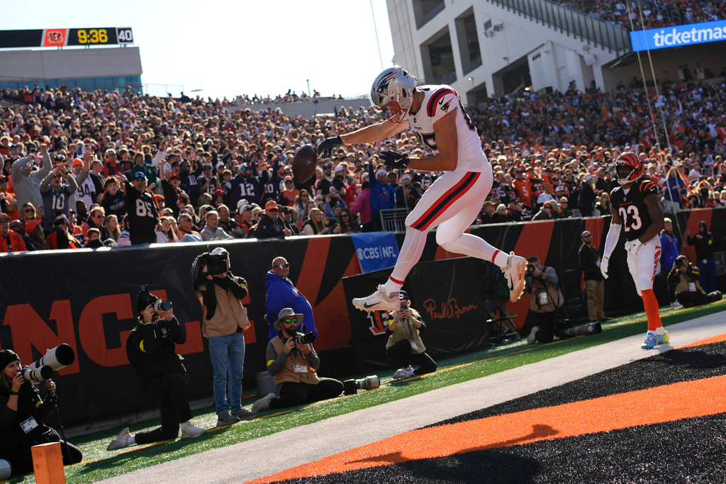 New England Patriots tight end Hunter Henry (85) celebrates after catching a touchdown pass during the first half of an NFL football game against the Cincinnati Bengals, Sunday, Nov. 23, 2025, in Cincinnati. (AP Photo/Carolyn Kaster)