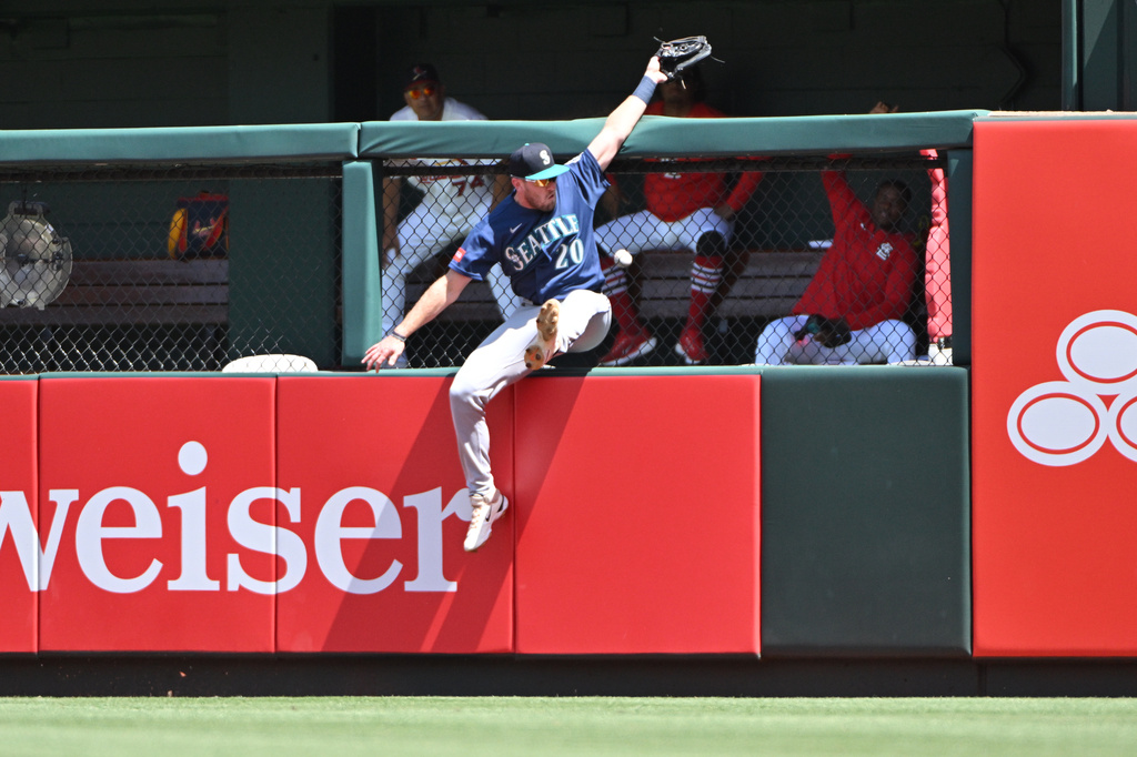 Seattle Mariners right fielder Luke Raley (20) misses the catch on a home run from St. Louis Cardinals' JJ Wetherholt during the third inning of a baseball game, Sunday, April 26, 2026, in St. Louis. (AP Photo/Jeff Le)
