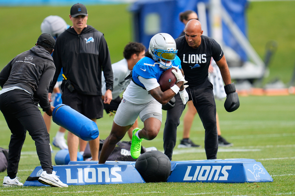 Detroit Lins running back Jahmyr Gibbs runs a drill during practice at the NFL football team's training camp, in Allen Park, Mich., Friday, Aug. 7, 2026. (AP Photo/Paul Sancya)