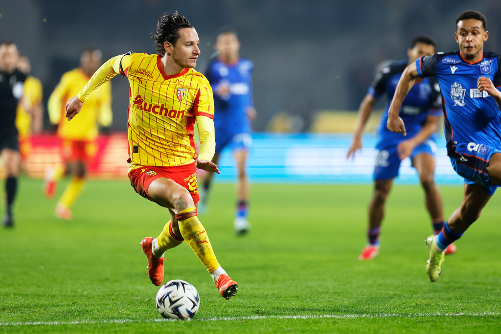 Lens' Florian Thauvin, left, in action during the French League One soccer match between Lens and Auxerre in Lens, France, Saturday, Jan. 17, 2026. (AP Photo/Jean-Francois Badias)