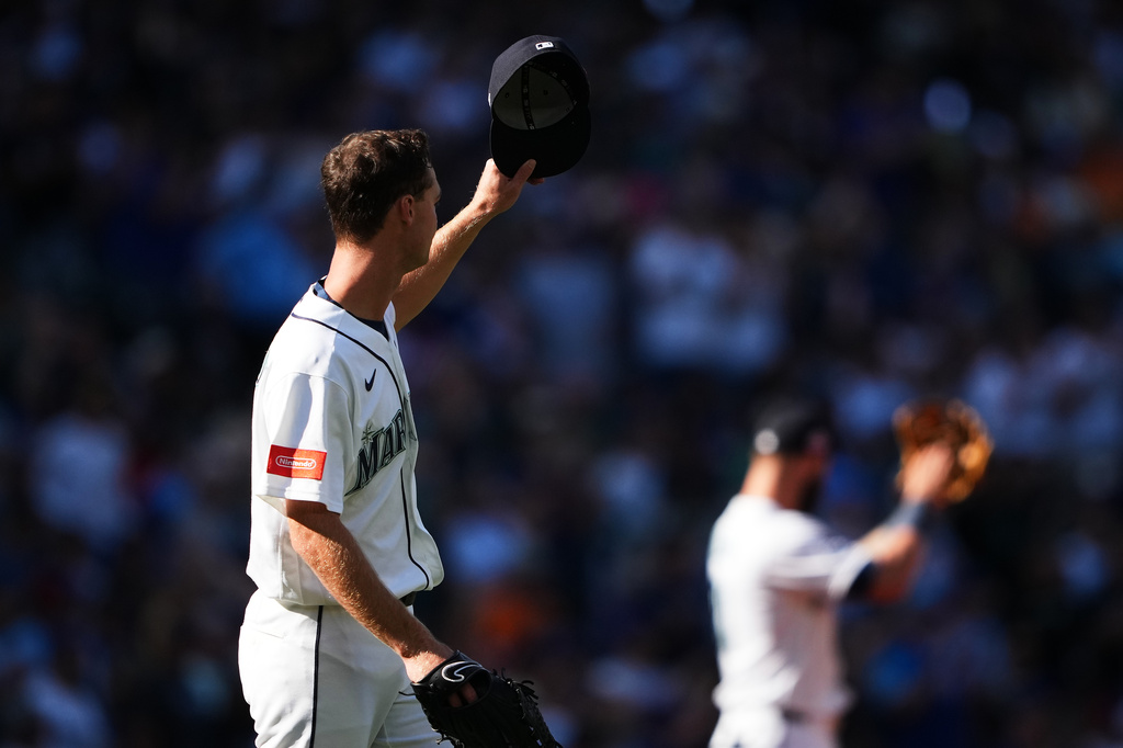 Seattle Mariners starting pitcher Kade Anderson tips his cap to left fielder Randy Arozarena after he caught a long fly ball over the wall off the bat of Chicago Cubs' Miguel Amaya during the third inning of a baseball game, Saturday, Aug. 22, 2026, in Seattle. (AP Photo/Lindsey Wasson)