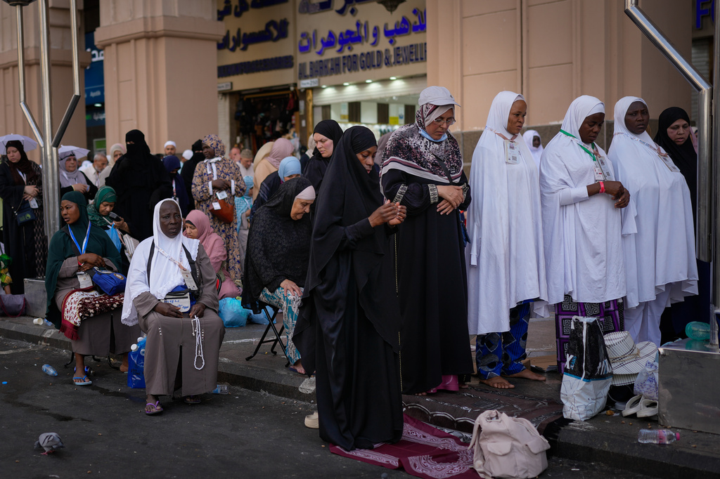 Muslim pilgrims pray afternoon prayers on a street outside the Grand Mosque during the annual Hajj pilgrimage, in the Muslim holy city of Mecca, Saudi Arabia, Friday, May 22, 2026. (AP Photo/Altaf Qadri)