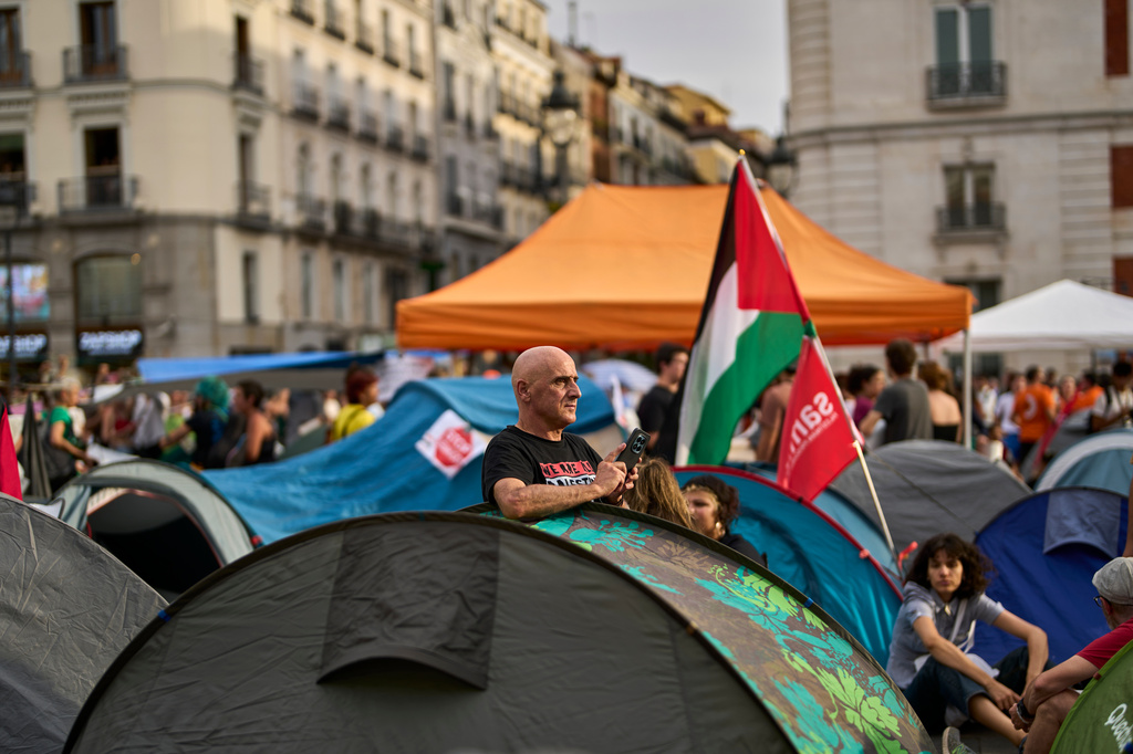 A protester camps during a protest following the eviction last Wednesday of 87-year-old Maricarmen to demand stronger laws to protect renters at Sol square in Madrid, Spain, Sunday, Sept. 27, 2026. (AP Photo/Manu Fernandez)