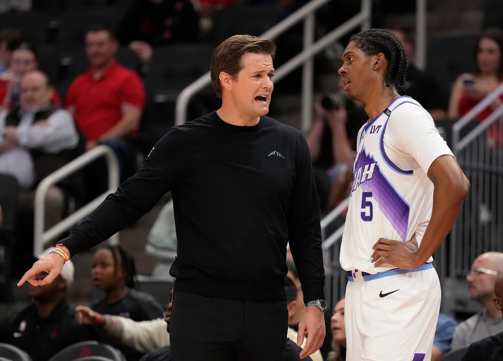 Utah Jazz head coach Will Hardy, left, talks with forward Cody Williams (5) during the first half of an NBA basketball game against the Houston Rockets, Friday, April 3, 2026, in Houston. (AP Photo/Karen Warren)