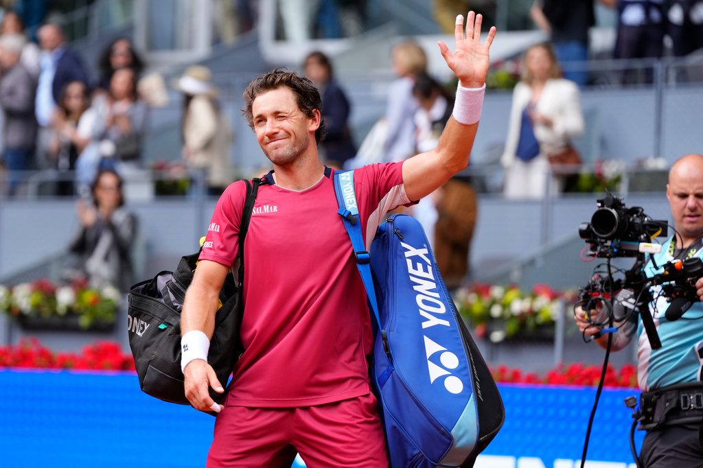 Casper Ruud of Norway waves to spectators after loosing the quarterfinal match against Alexander Blockx of Belgium, during at the Madrid Open tennis tournament in Madrid, Thursday, April 30, 2026. (AP Photo/Jose Breton)