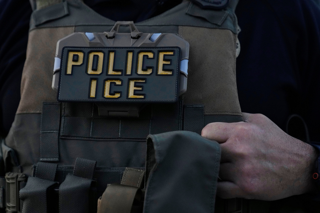 FILE - A U.S. Immigration and Customs Enforcement agent takes part in an early morning operation in Park Ridge, Ill., Sept. 19, 2025. (AP Photo/Erin Hooley, File)