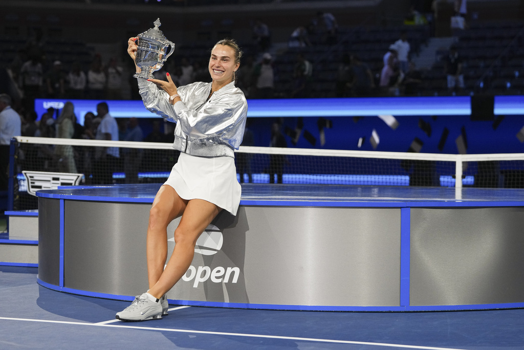 Aryna Sabalenka, of Belarus, holds up the championship trophy after defeating Amanda Anisimova, of the United States, in the women's singles final of the U.S. Open tennis championships, Saturday, Sept. 6, 2025, in New York. (AP Photo/Kirsty Wigglesworth)