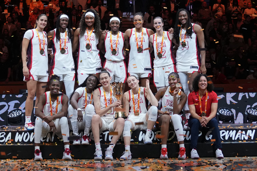 United States plyers pose on the podium after winning the Women's Basketball World Cup final match between the United States and France in Berlin, Sunday, Sept. 13, 2026. (AP Photo/Ebrahim Noroozi)