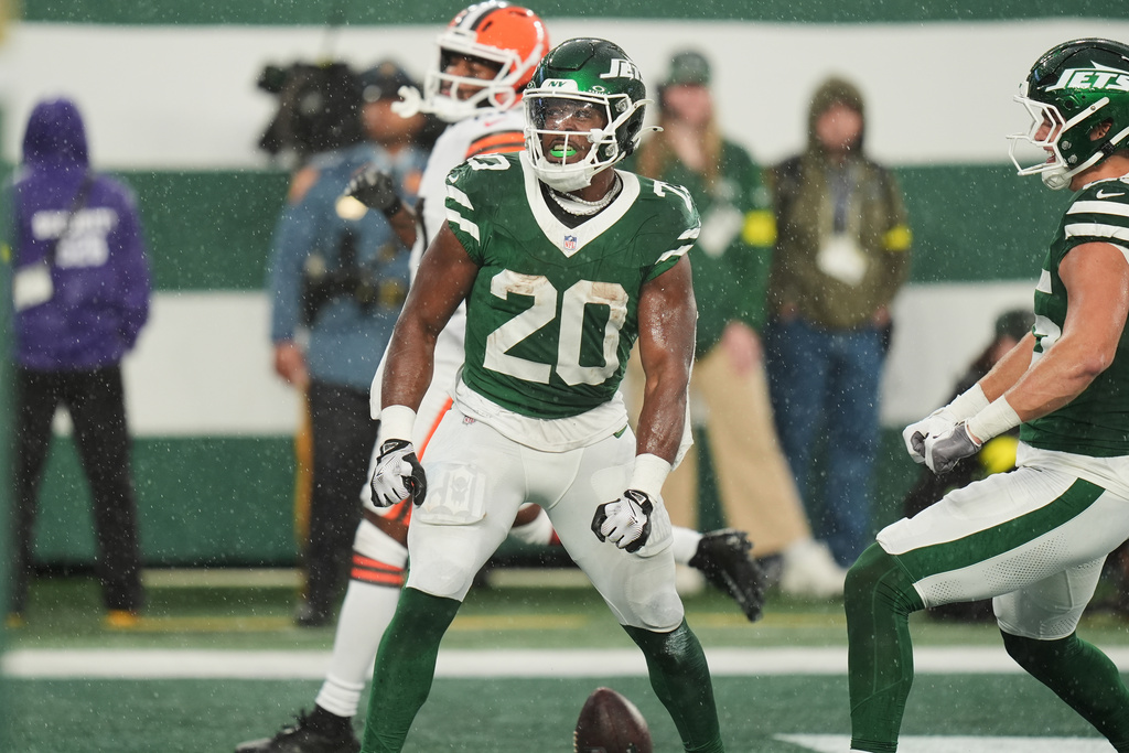 New York Jets running back Breece Hall (20) celebrates his touchdown in the second half of an NFL football game against the Cleveland Browns, Sunday, Nov. 9, 2025, in East Rutherford, N.J. (AP Photo/Seth Wenig)