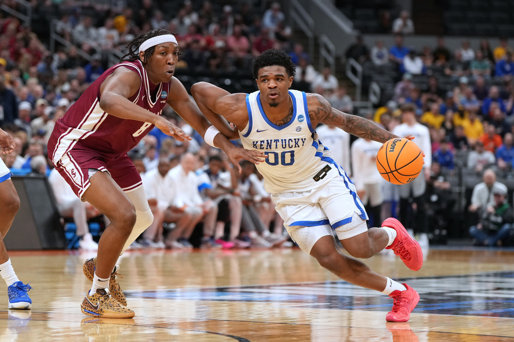 Kentucky's Otega Oweh (00) drives past Santa Clara's Elijah Mahi (8) during the first half in the first round of the NCAA college basketball tournament, Friday, March 20, 2026, in St. Louis. (AP Photo/Jeff Roberson)