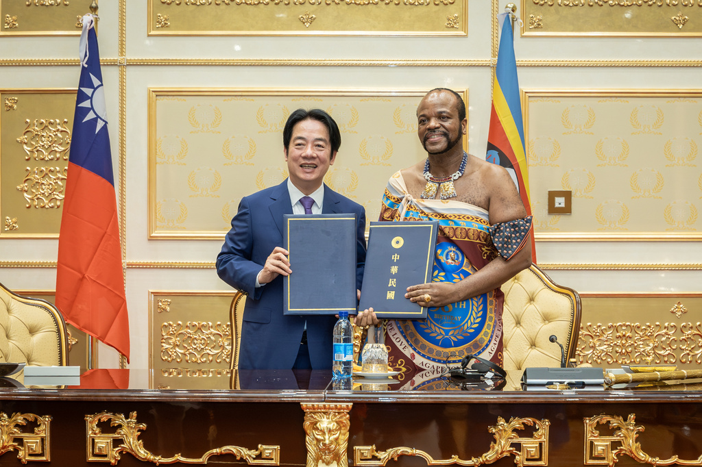 In this photo released by the Taiwan Presidential Office, Taiwan's President William Lai Ching-te, left, poses for photos with Eswatini King Mswati III at the Mandvulo International Conference Hall in Eswatini on Sunday, May 3, 2026. (Taiwan Presidential Office via AP)