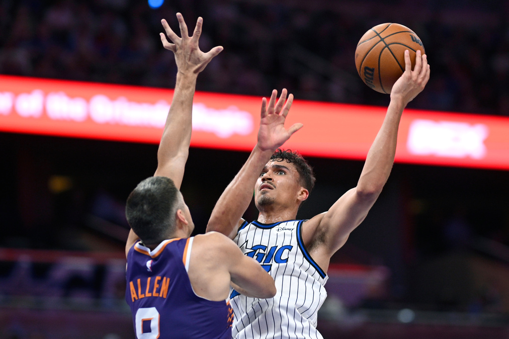 Orlando Magic forward Tristan da Silva, right, goes up to shoot as Phoenix Suns guard Grayson Allen (8) defends during the second half of an NBA basketball game, Tuesday, March 31, 2026, in Orlando, Fla. (AP Photo/Phelan M. Ebenhack)