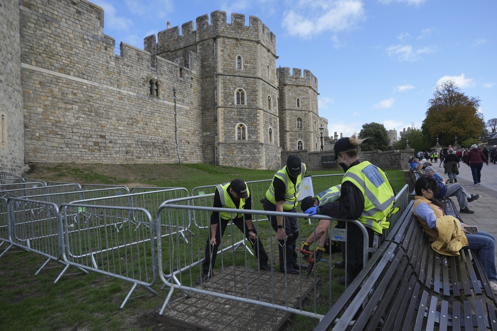 Police officers carry out security searches outside the Windsor Castle in Windsor, England, Monday, Sept. 15, 2025, ahead of the state visit of U.S. President Donald Trump. (AP Photo/Kin Cheung)