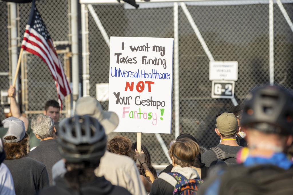 Protesters demonstrate outside of the Immigration and Customs Enforcement facility in Broadview, Friday, Sept. 19, 2025. (Zubaer Khan /Chicago Sun-Times via AP)