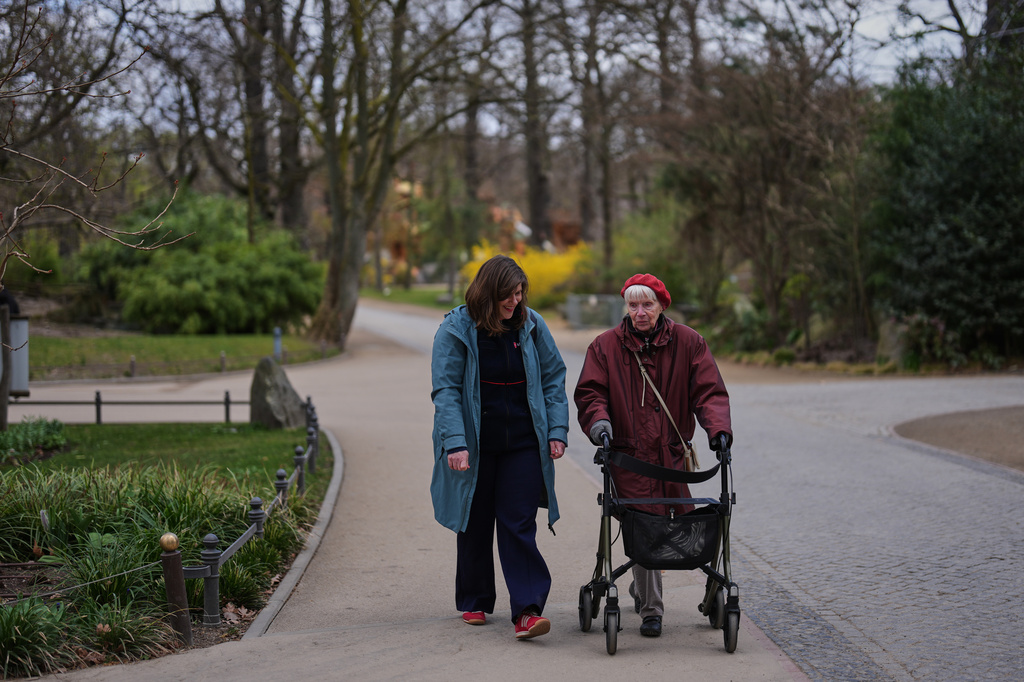 Project coordinator Christine Gruschka, left, talks to Monika Jansen, 85, during a guided tour for people with dementia organized by Malteser Deutschland, part of the international Catholic aid organization Malteser Order of Malta, at the Zoo in Berlin, Germany, Thursday, March 26, 2026. (AP Photo/Markus Schreiber)