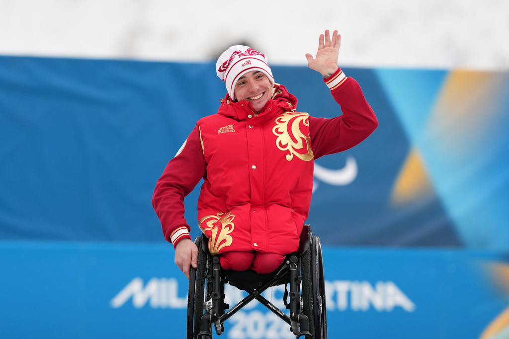 Ivan Golubkov, of Russia, waves from the podium after winning the gold medal in the cross country skiing men's 10Km interval start sitting final at the 2026 Winter Paralympics, in Tesero, Italy, Wednesday, March 11, 2026. (AP Photo/Evgeniy Maloletka)