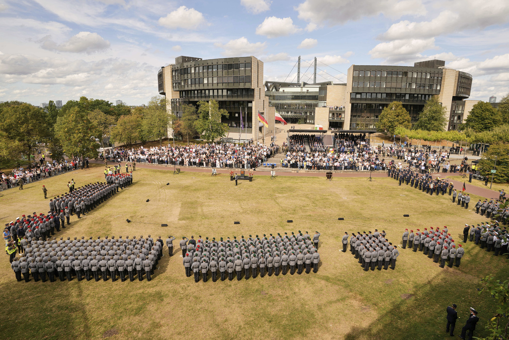 New recruits of the German Army Bundeswehr attend a ceremony to take their oath in front of the North Rhine-Westphalia state parliament in Duesseldorf, Germany, Thursday, Sept. 4, 2025. (AP Photo/Martin Meissner)