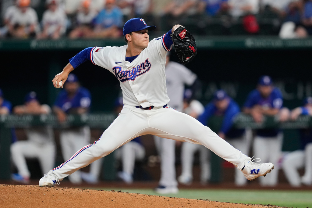 Texas Rangers pitcher Jack Leiter throws to the New York Yankees in the third inning of a baseball game Monday, April 27, 2026, in Arlington, Texas. (AP Photo/Tony Gutierrez)