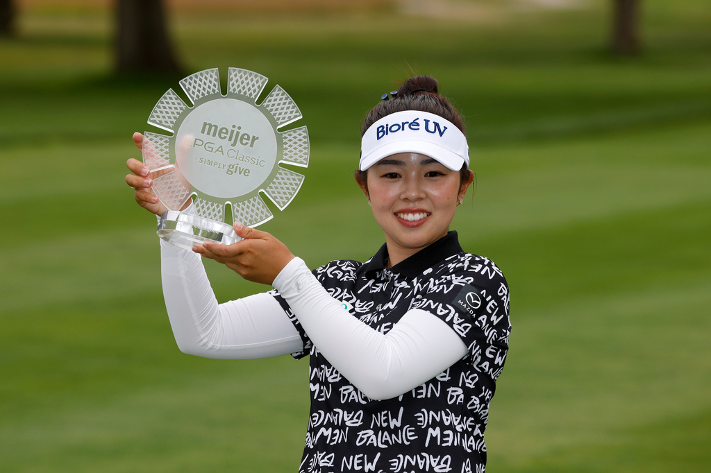 Miyu Yamashita, of Japan, holds her trophy after winning the Meijer LPGA Classic golf tournament, Sunday, June 21, 2026, in Belmont, Mich. (AP Photo/Al Goldis)