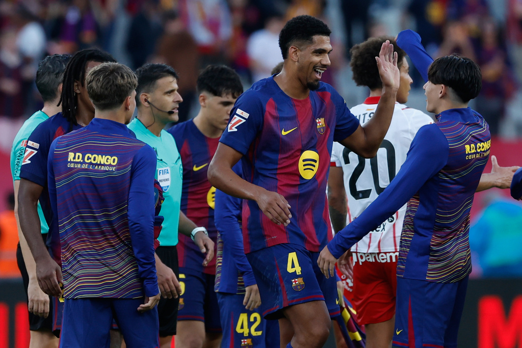 Barcelona players celebrate after a La Liga soccer match between Barcelona and Girona in Barcelona, Spain, Saturday, Oct. 18, 2025. AP Photo/Joan Monfort)