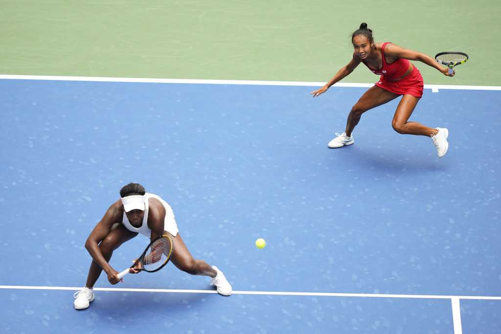 Leylah Fernandez, of Canada, right, returns a shot over doubles partner Venus Williams, of the United States, to Lyudmyla Kichenok, of the Czech Republic, and Ellen Perez, of Australia, during a first-round doubles match of the U.S. Open tennis championships, Thursday, Aug. 28, 2025, in New York. (AP Photo/Yuki Iwamura)