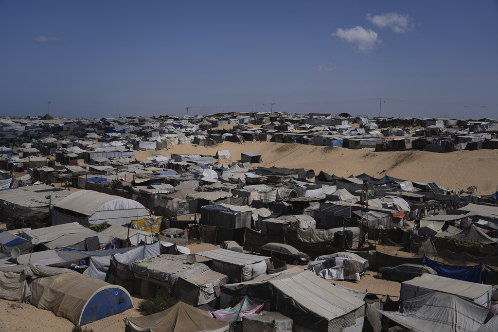 A tent camp for displaced Palestinians stretches along the Muwasi, an area that Israel has designated as a safe zone, in Khan Younis southern Gaza Strip, Sunday, Sept. 21, 2025. (AP Photo/Jehad Alshrafi)