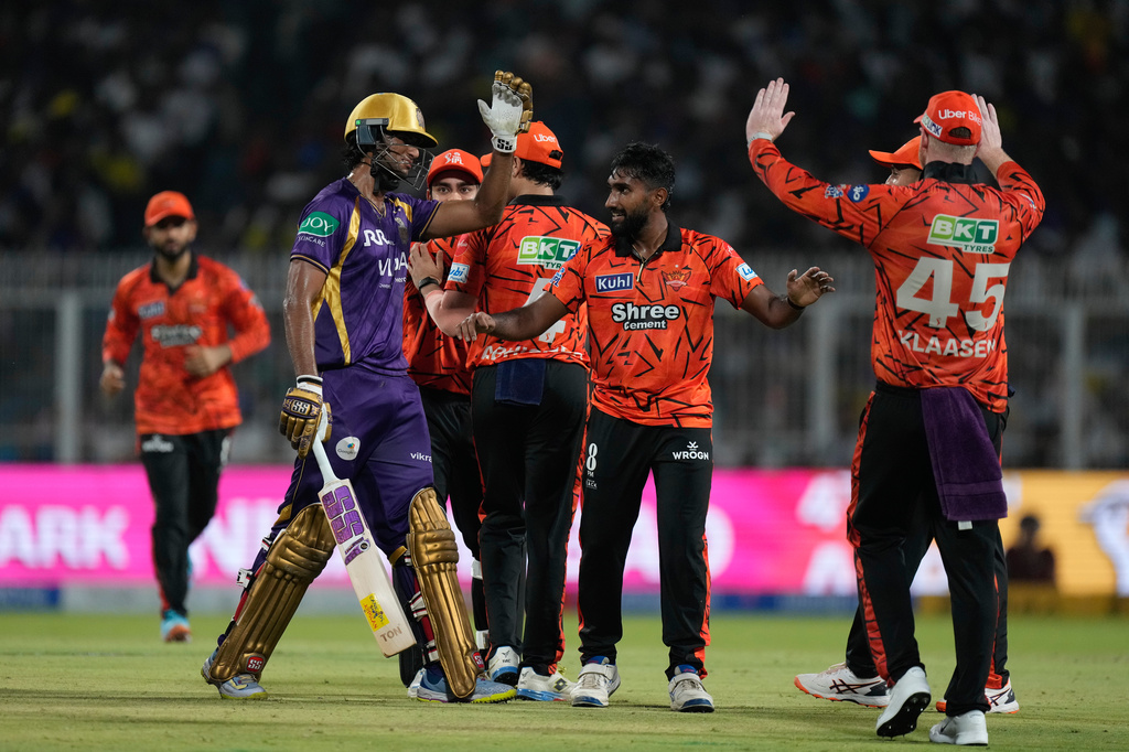 Sunrisers Hyderabad's Eshan Malinga, second from right, celebrates the runout of Kolkata Knight Riders' Cameron Green during the Indian Premier League cricket match between Kolkata Knight Riders and Sunrisers Hyderabad in Kolkata, India, Thursday, April. 2, 2026. (AP Photo/ Bikas Das)