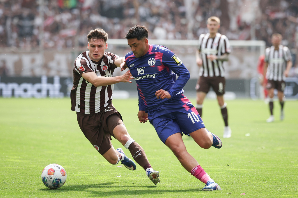 St. Pauli's Arkadiusz Pyrka, left, and Mainz's Nadiem Amiri battle for the ball during the German Bundesliga soccer match between FC St. Pauli and FSV Mainz 05 in Hamburg, Germany, Sunday, May 3, 2026. (Christian Charisius/dpa via AP)