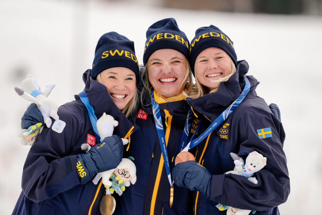 Gold medalist Linn Svahn, center, silver medalist Jonna Sundling, left, and bronze medalist Maja Dahlqvist, all three of Sweden, pose together after the cross-country skiing women's sprint classic at the 2026 Winter Olympics, in Tesero, Italy, Tuesday, Feb. 10, 2026. (AP Photo/Evgeniy Maloletka)