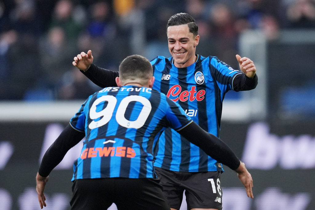 Atalanta's Giacomo Raspadori celebrates scoring their side's third goal of the game during the Italian Serie A soccer match between Atalanta and Parma in Bergamo, Italy, Sunday, Jan. 25, 2026. (Spada/LaPresse via AP)