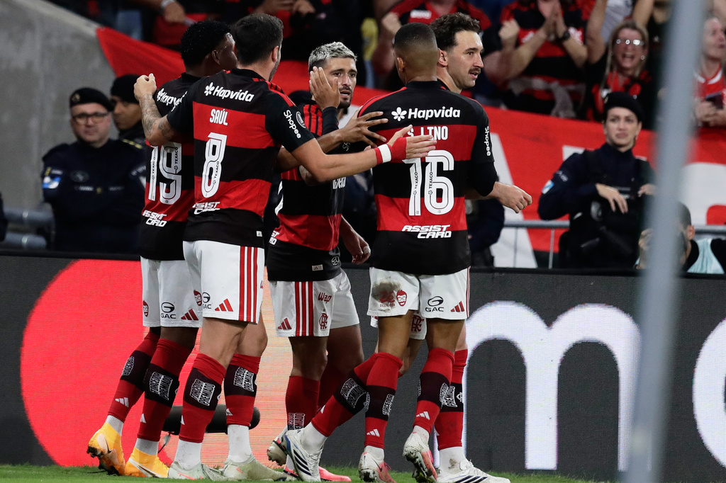 Giorgian De Arrascaeta of Brazil's Flamengo, center, celebrates with teammates after scoring his side's opening goal against Ecuador's Independiente del Valle during a Copa Libertadores quarterfinal second leg soccer match in Rio de Janeiro, Thursday, Sept. 17, 2026. (AP Photo/Bruna Prado)