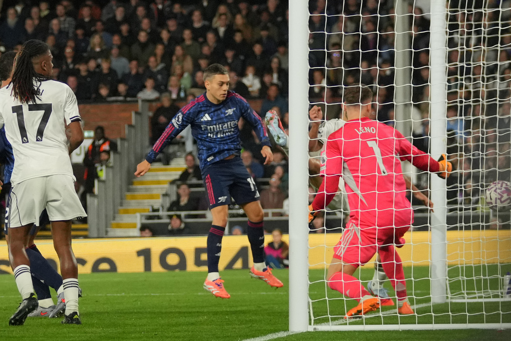 Arsenal's Leandro Trossard, center, scores during the Premier League soccer match between Arsenal and Fulham in London, Saturday, Oct. 18, 2025. (AP Photo/Kin Cheung)