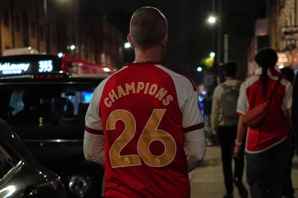 An Arsenal supporter leaves the Arsenal fan celebration after Arsenal's soccer team won the Premier League title in London, Tuesday, May 19, 2026.(AP Photo/Alberto Pezzali)