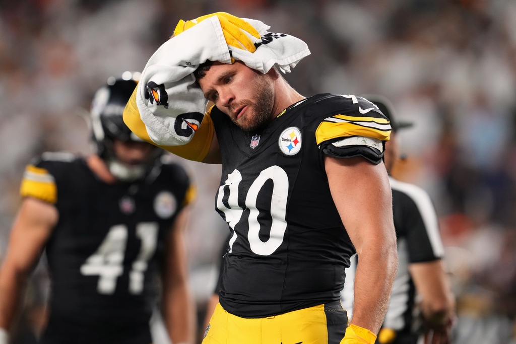 Pittsburgh Steelers outside linebacker T.J. Watt (90) wipes his head on the sidelines during the second half of an NFL football game against the Cincinnati Bengals in Cincinnati Thursday, Oct. 16, 2025. (AP Photo/Jeff Dean)
