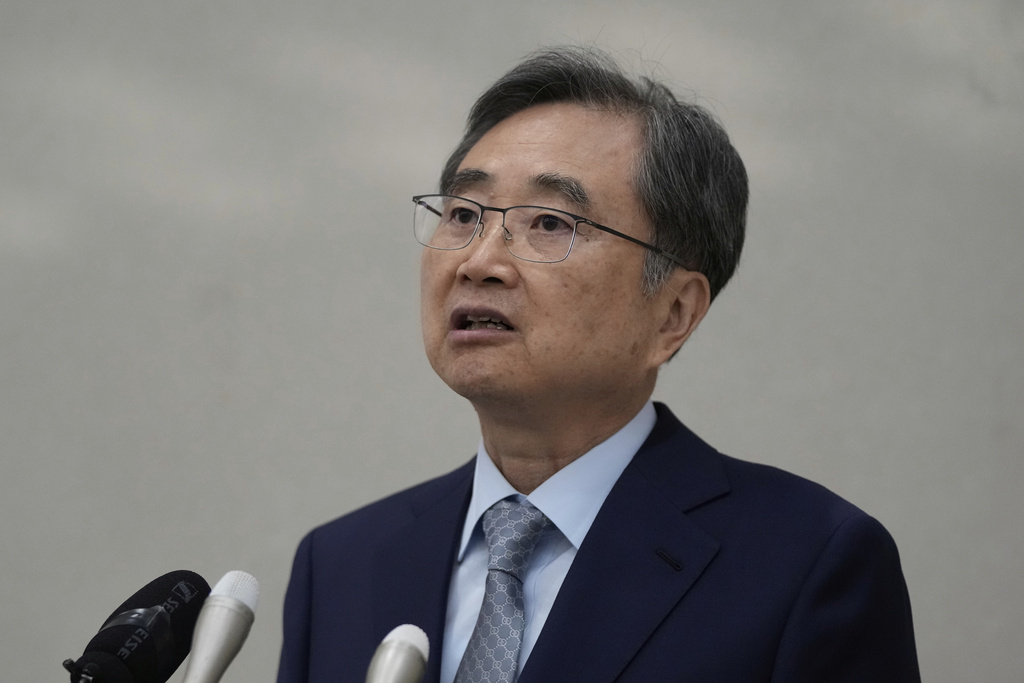 South Korean Foreign Minister Cho Hyun speaks to the media after returning from Washington at the Incheon International Airport in Incheon, South Korea, Friday, Sept. 12, 2025. (AP Photo/Ahn Young-joon)