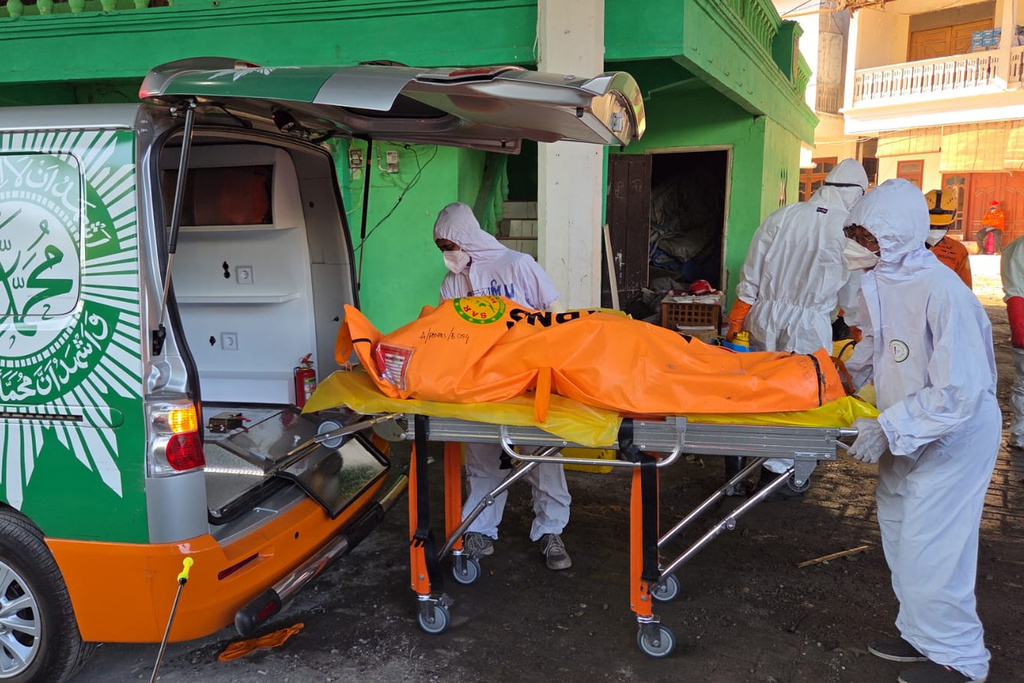 In this photo released by the Indonesian National Search and Rescue Agency (BASARNAS) on Monday, October. 6, 2025, rescuers put the body of a victim recovered from the rubble of a collapsed building at an Islamic boarding school into an ambulance in Sidoarjo, East Java, Indonesia.(BASARNAS via AP)