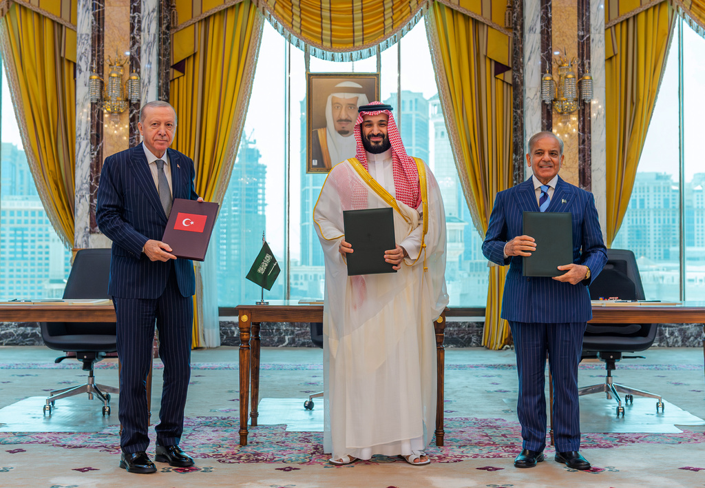 From left, Turkish President Recep Tayyip Erdogan, Saudi Crown Prince Mohammed bin Salman and Pakistani Prime Minister Shehbaz Sharif pose after signing a trilateral defense agreement in Mecca, Saudi Arabia, Friday, Aug. 7, 2026. (Saudi Press Agency via AP)