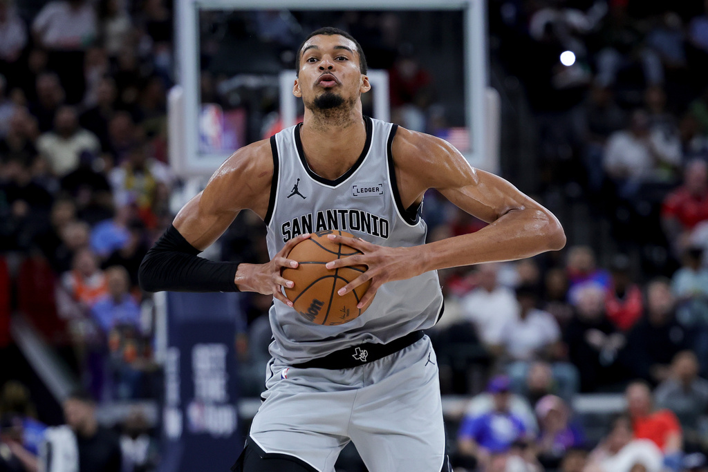 San Antonio Spurs forward Victor Wembanyama prepares to pass the ball during the first half of an NBA basketball game against the Los Angeles Clippers, Monday, March 16, 2026, in Inglewood, Calif. (AP Photo/Ryan Sun)