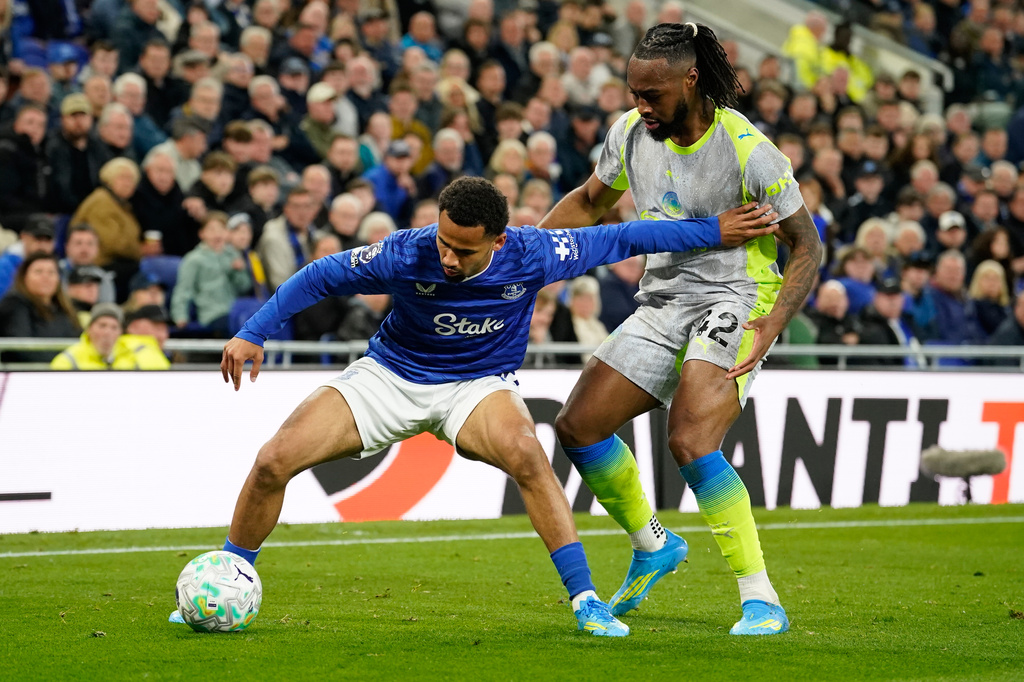 Everton's Iliman Ndiaye, left, and Manchester City's Antoine Semenyo fight for the ball during the Premier League soccer match between Manchester City and Everton in Liverpool, England, Monday, May 4, 2026. (AP Photo/Dave Thompson)
