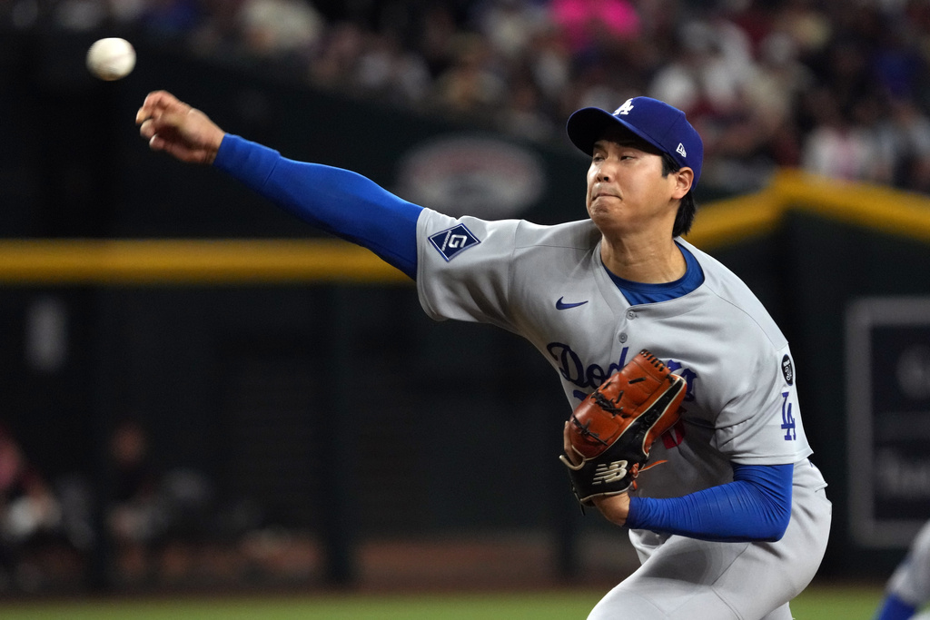 Los Angeles Dodgers pitcher Shohei Ohtani throws against the Arizona Diamondbacks in the first inning of a baseball game, Tuesday, Sept. 23, 2025, in Phoenix. (AP Photo/Rick Scuteri)
