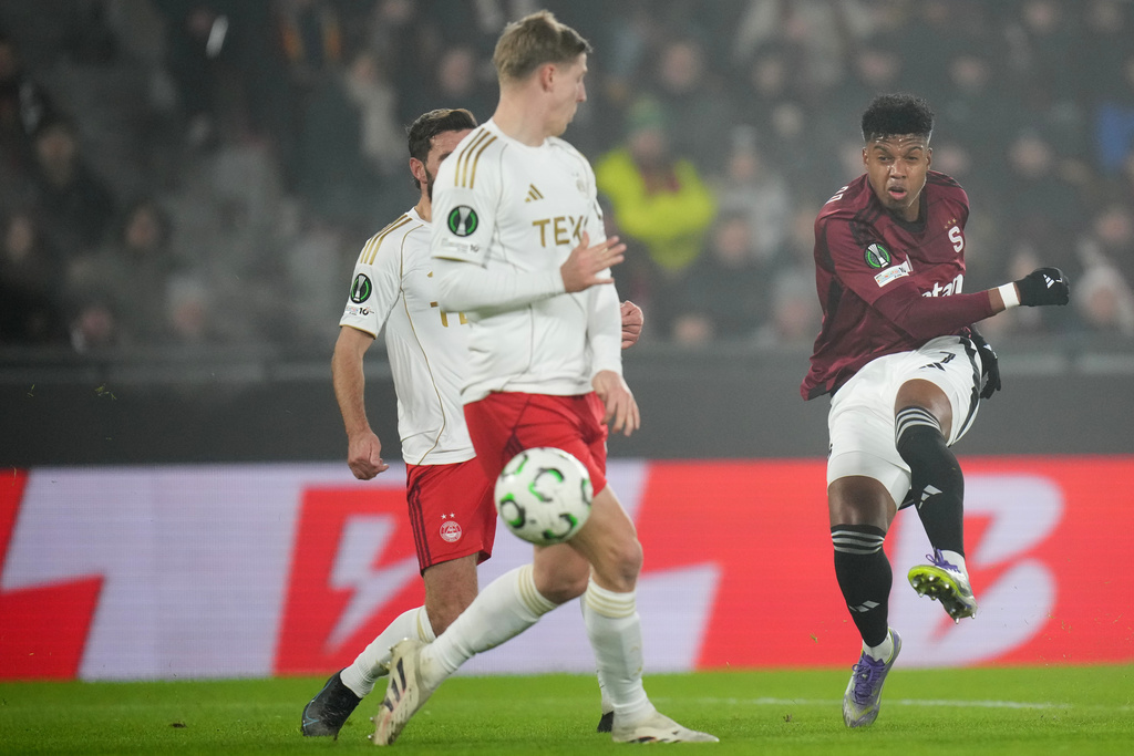 Sparta's John Mercado, right, scores the opening goal during the Europa Conference League opening phase soccer match between Sparta Prague and Aberdeen in Prague, Czech Republic, Thursday, Dec. 18, 2025. (AP Photo/Petr David Josek)