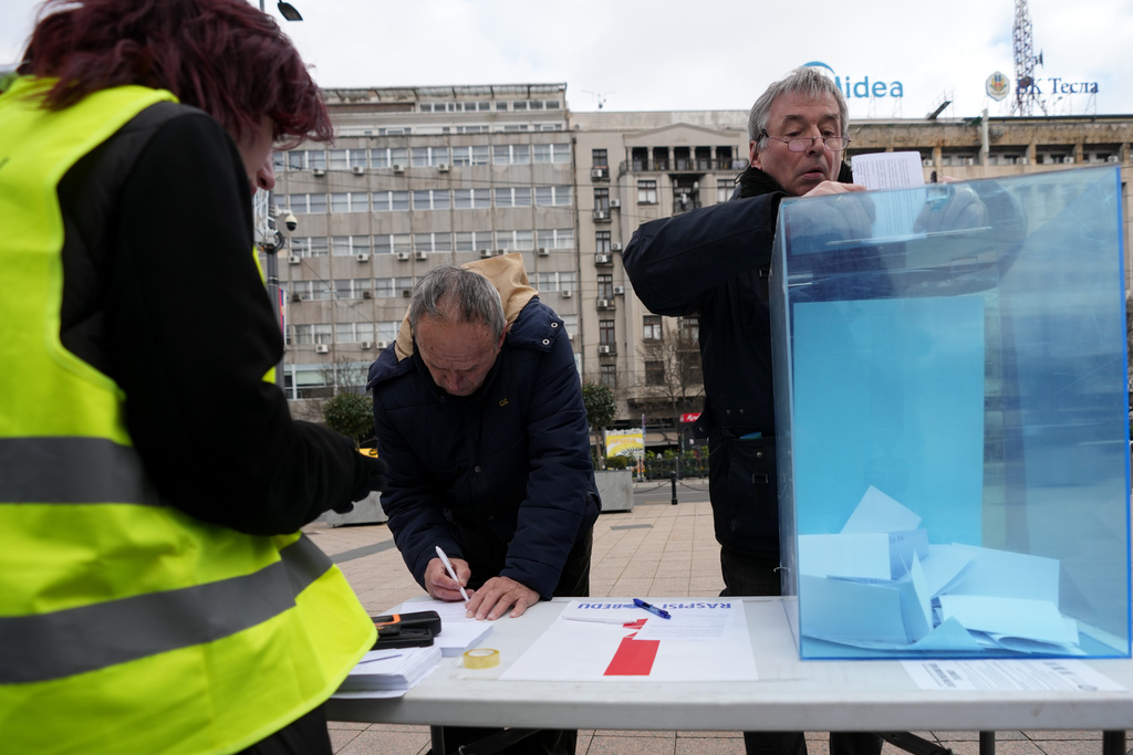 Serbia's protesting university students collect signatures for their request for an early parliamentary election, in Belgrade, Serbia, Sunday, Dec. 28, 2025. (AP Photo/Darko Vojinovic)
