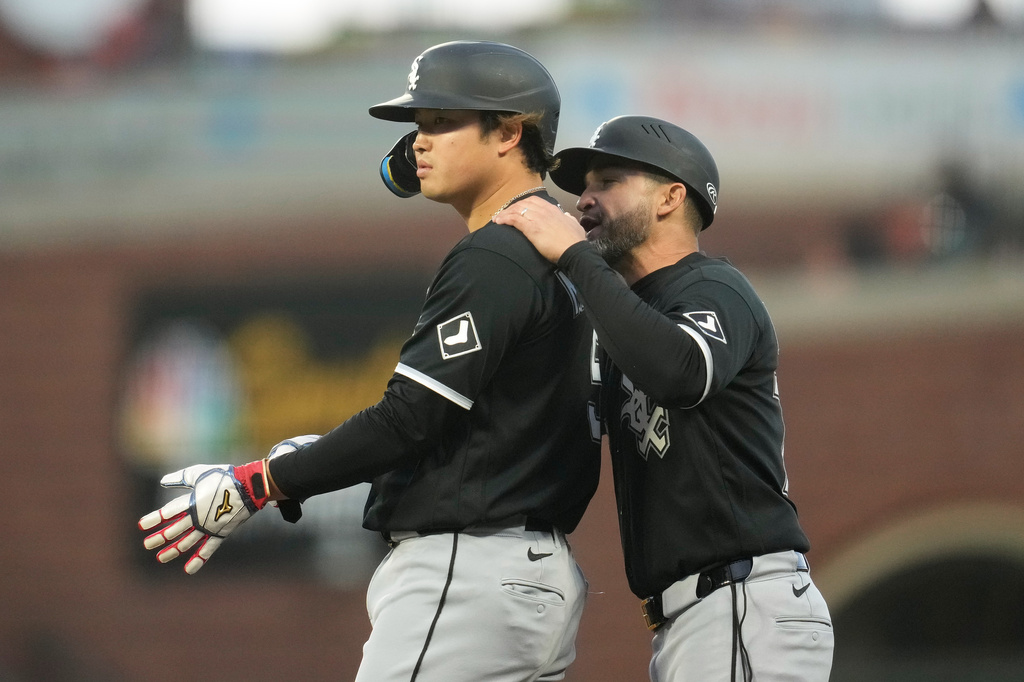 Chicago White Sox's Munetaka Murakami, left, stands at first base with first base coach Jose Leger after Murakami was hit by a pitch during the fourth inning of a baseball game against the San Francisco Giants Friday, May 22, 2026, in San Francisco. (AP Photo/Jeff Chiu)
